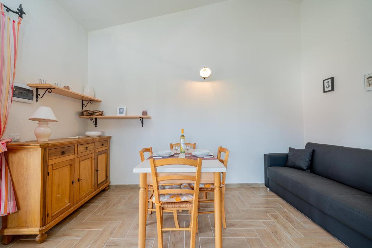 Appartamento Trilocale Le Canne 4 Posti Letto Con Giardino E Posto Auto Privato San Teodoro  Exterior foto