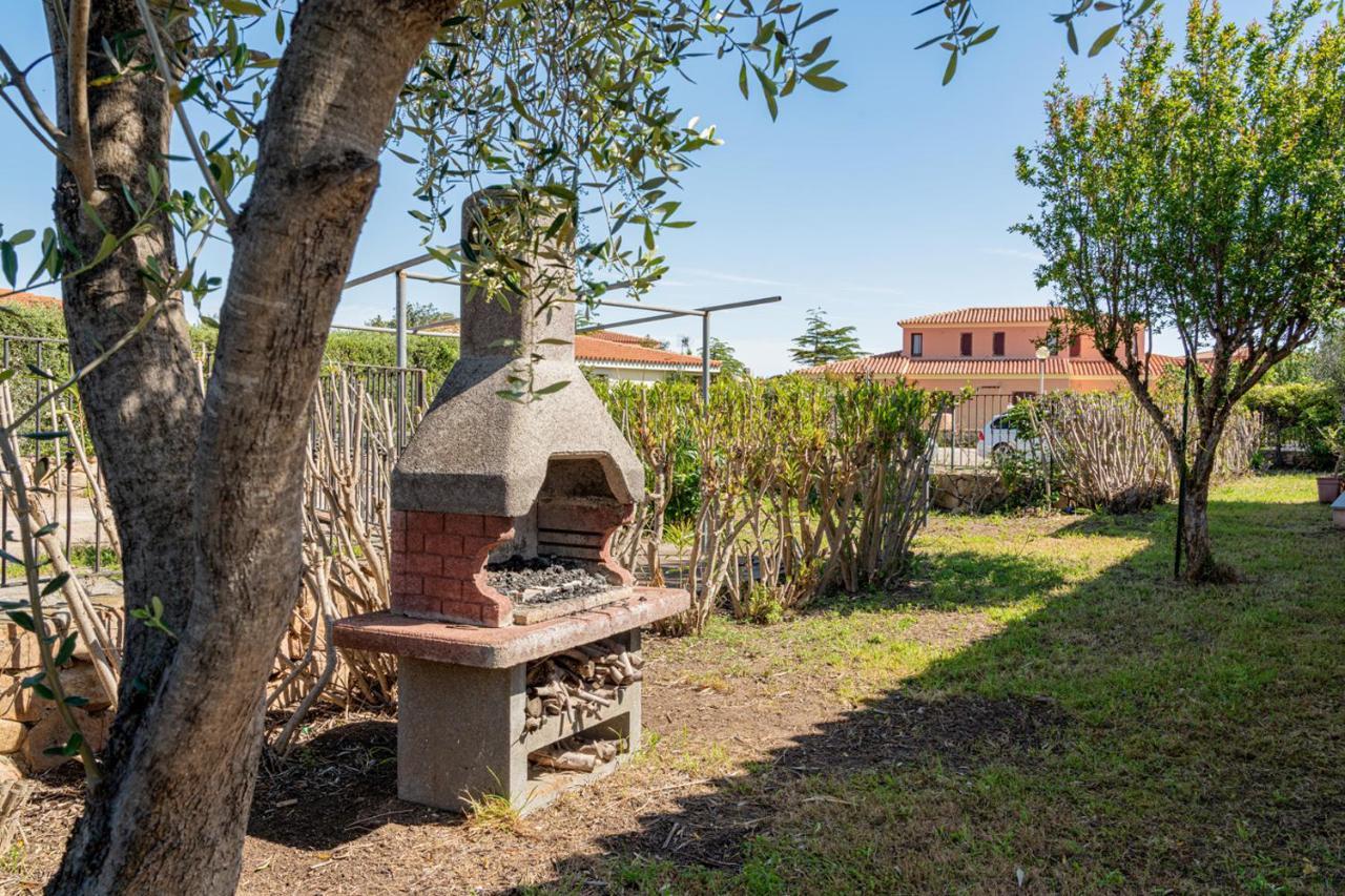 Appartamento Trilocale Le Canne 4 Posti Letto Con Giardino E Posto Auto Privato San Teodoro  Exterior foto